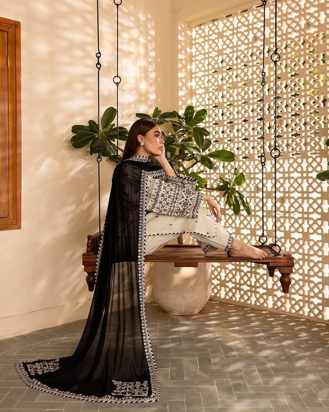 Arfa 3PC - Lawn Embroidered