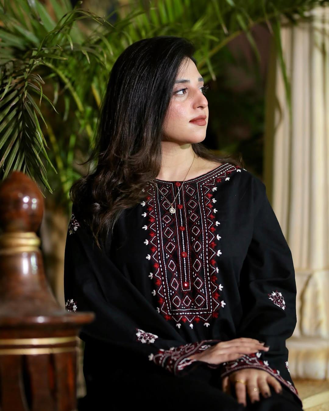 Taalish Embroidered Lawn 2-piece